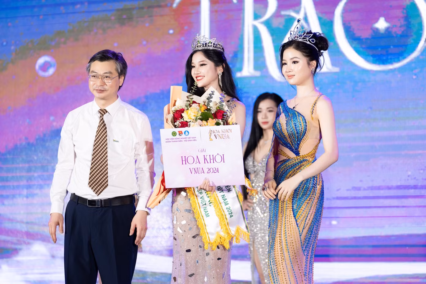 Trịnh Hà Phương đăng quang ngôi vị cao nhất của cuộc thi 'Hoa khôi VNUA 2024'.