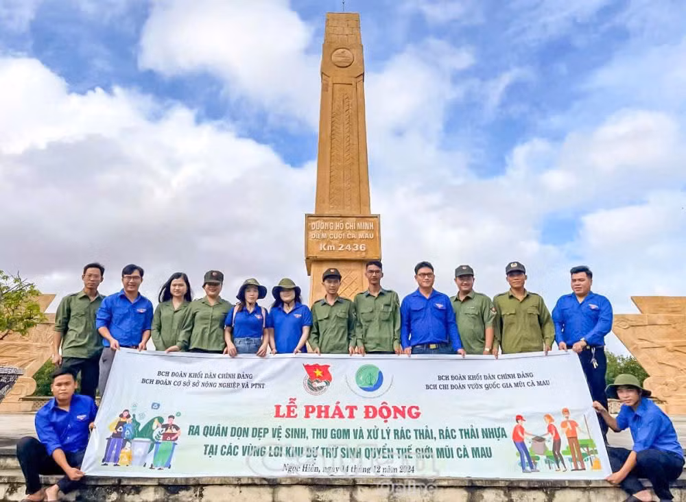 Lãnh đạo Ban Mặt trận Thanh niên, T.Ư Đoàn trao tặng “Phòng tin học cho em”. Lãnh đạo Ban Mặt trận Thanh niên, T.Ư Đoàn trao tặng “Phòng tin học cho em”.