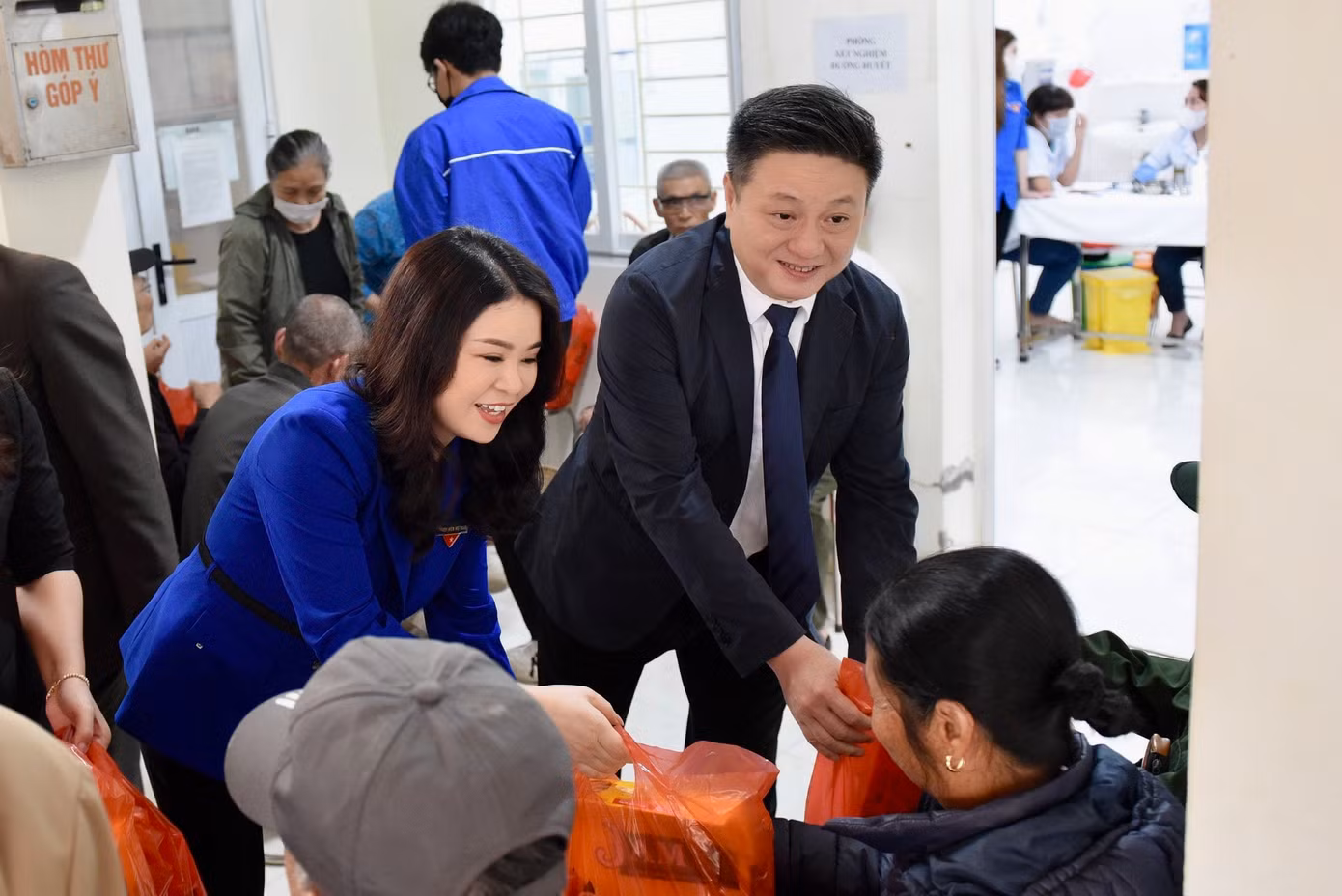 Hoạt động chăm lo sức khoẻ hỗ trợ người dân khó khăn được triển khai đồng bộ. Hoạt động chăm lo sức khoẻ hỗ trợ người dân khó khăn được triển khai đồng bộ.
