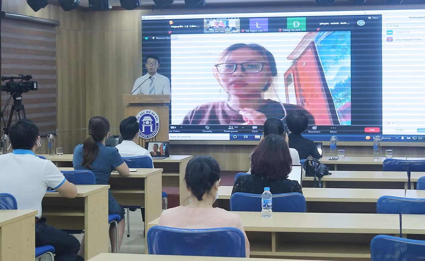 Sinh viên Nguyễn Thị Duyên (màn hình) chia sẻ cảm xúc.