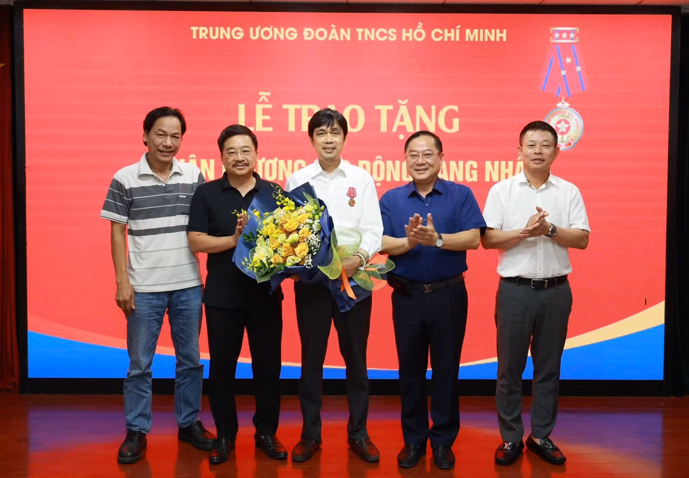 Ban Biên tập Báo Tiền Phong tặng hoa chúc mừng Nhà báo Nguyễn Huy Lộc. Ảnh: NHƯ Ý