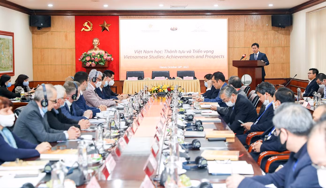 GS. TS Lê Quân - Giám đốc ĐHQG Hà Nội phát biểu khai mạc diễn đàn. GS. TS Lê Quân - Giám đốc ĐHQG Hà Nội phát biểu khai mạc diễn đàn.