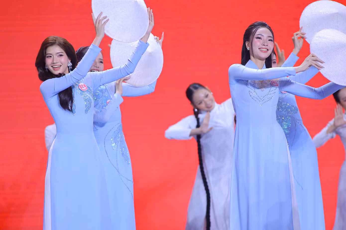 Thí sinh trong trang phục áo dài tại đêm Chung khảo ‘Hoa hậu Việt Nam’ 2024.