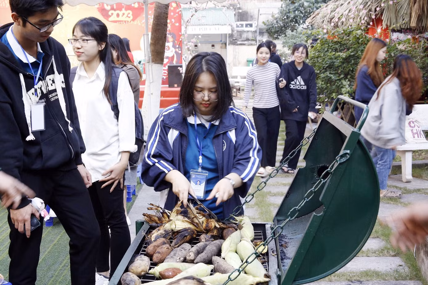 Những món ăn dân dã của người Việt được giới thiệu với bạn bè quốc tế.