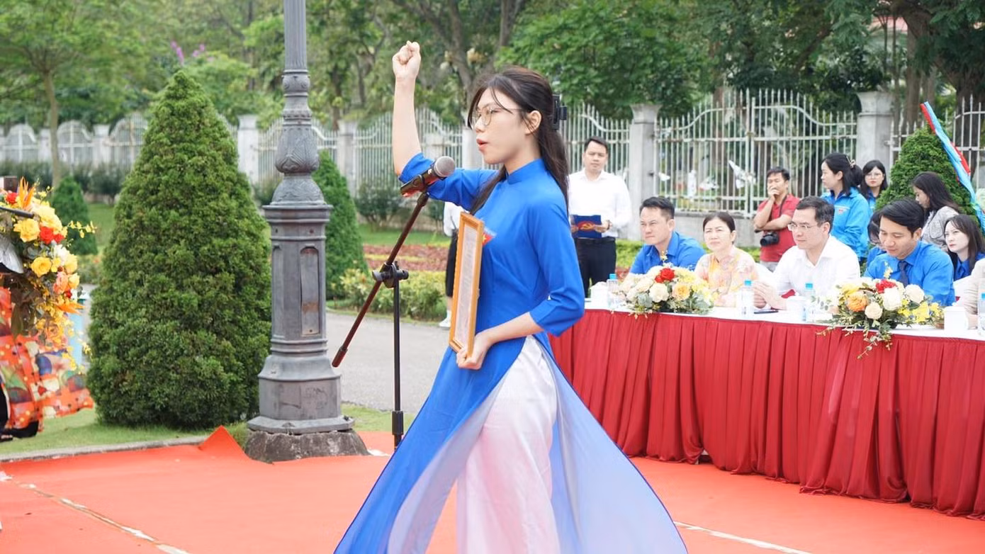 Đảng viên trẻ tuyên thệ tại lễ kết nạp. Đảng viên trẻ tuyên thệ tại lễ kết nạp.
