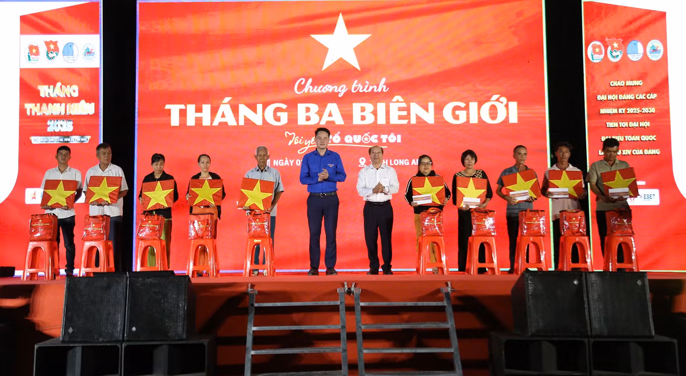 Anh Nguyễn Kim Quy trao tặng quà đến nhân dân vùng biên giới huyện Đức Huệ (Long An).
