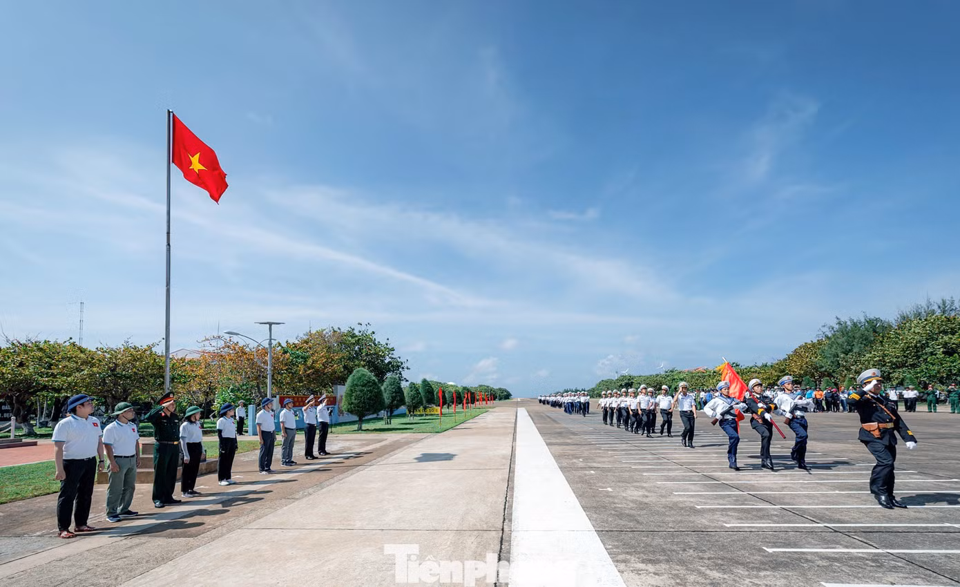 Xúc động lễ chào cờ, hát Quốc ca của hơn 200 sinh viên ưu tú ở Trường Sa.
