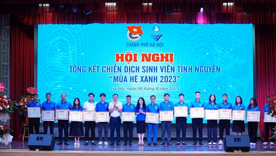 Dịp này, Thành Đoàn - Hội Sinh viên TP. Hà Nội trao tặng bằng khen cho tập thể, cá nhân có thành tích xuất sắc trong công tác.