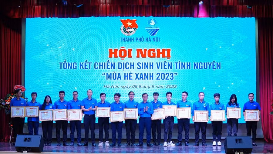 Dịp này, Thành Đoàn - Hội Sinh viên TP. Hà Nội trao tặng bằng khen cho tập thể, cá nhân có thành tích xuất sắc trong công tác.
