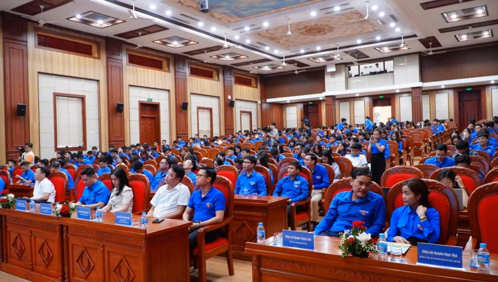 Các đại biểu tham dự chương trình.