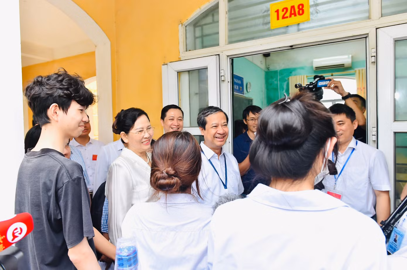 Bộ trưởng trò chuyện, động viên thí sinh tại điểm thi trường THPT B Duy Tiên, Hà Nam trước giờ vào phòng thi. Bộ trưởng trò chuyện, động viên thí sinh tại điểm thi trường THPT B Duy Tiên, Hà Nam trước giờ vào phòng thi.