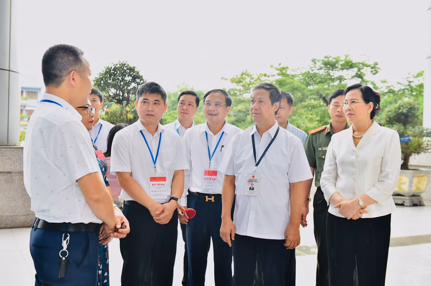 Bộ trưởng động viên cán bộ, giáo viên làm nhiệm vụ coi thi điểm thi trường THPT B Duy Tiên, Hà Nam. Bộ trưởng động viên cán bộ, giáo viên làm nhiệm vụ coi thi điểm thi trường THPT B Duy Tiên, Hà Nam.