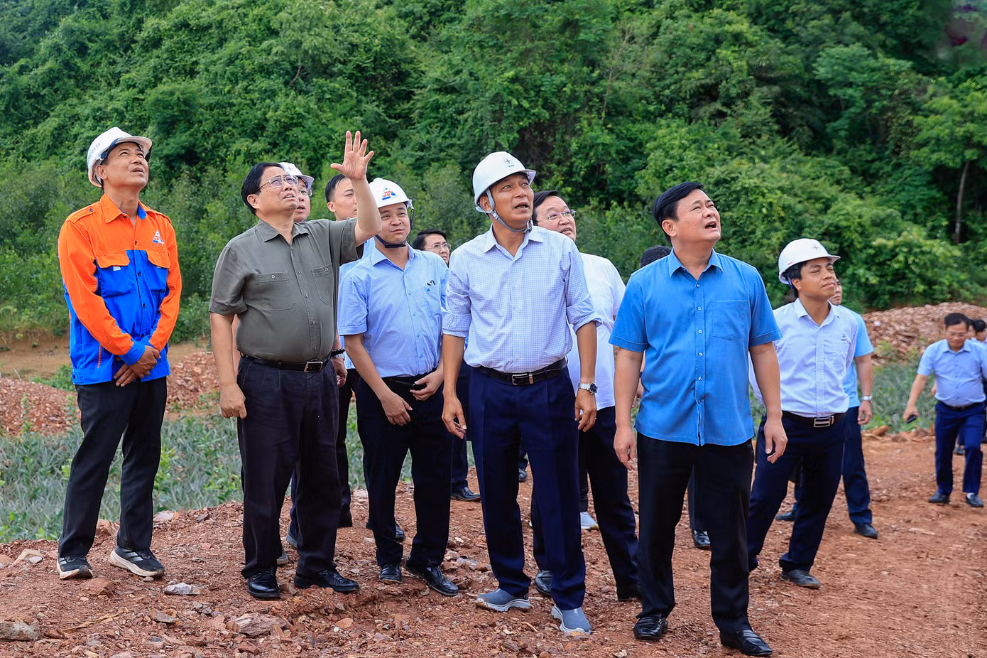Thủ tướng tặng quà lực lượng thi công dựng cột VT22. Ảnh: VGP/Nhật Bắc