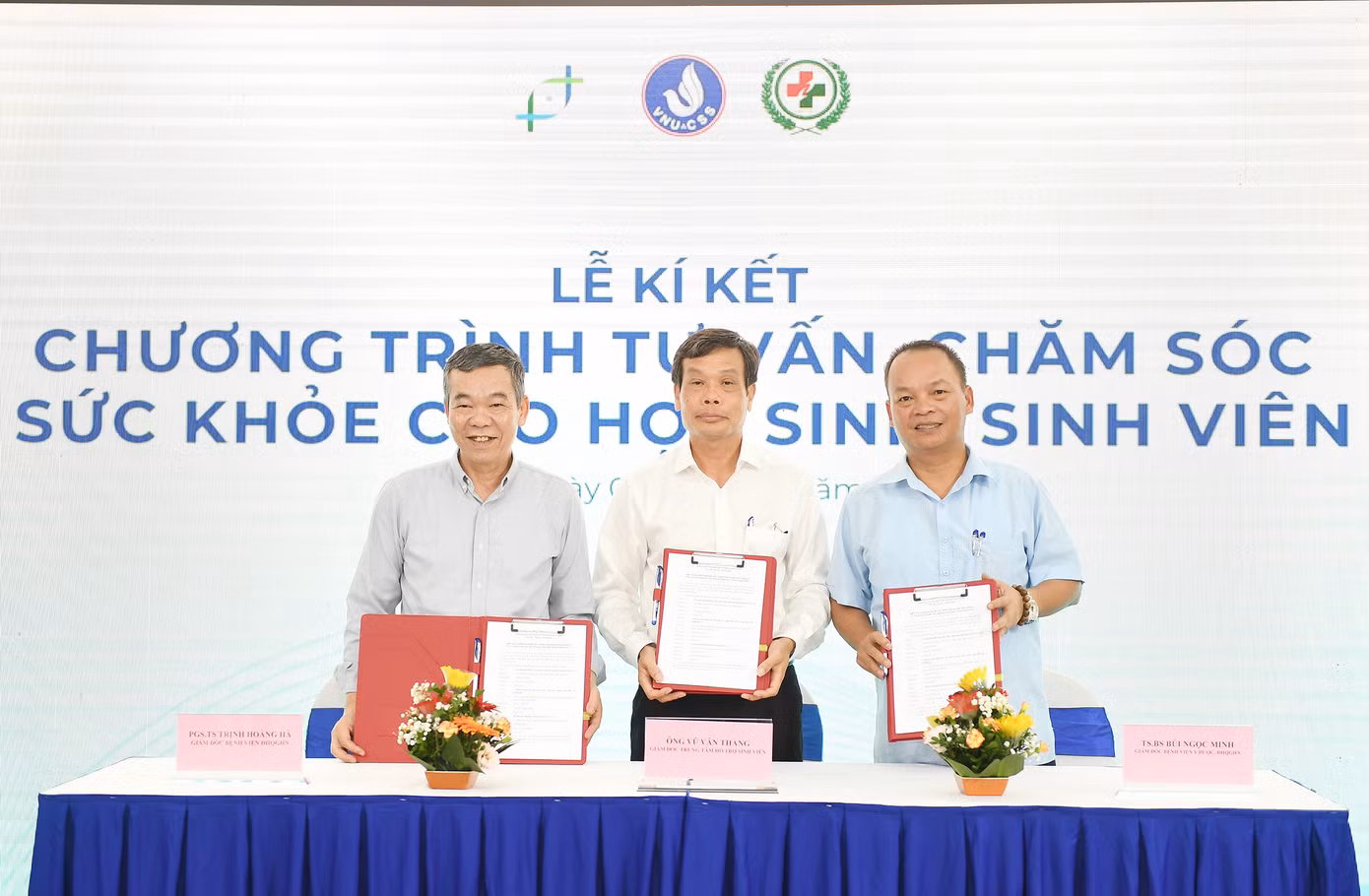 Trung tâm Hỗ trợ sinh viên ĐHQG Hà Nội, Bệnh viện ĐHQG Hà Nội và Bệnh viện ĐH Y Dược đã ký kết hợp tác ba bên trong việc triển khai Chương trình "Tư vấn, chăm sóc sức khỏe cho học sinh, sinh viên".