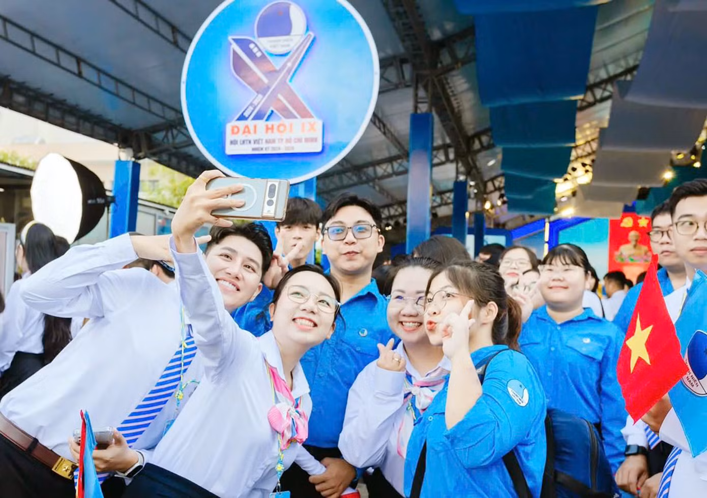 Đại hội Đại biểu Hội LHTN TP. HCM lần thứ IX (nhiệm kỳ 2024 – 2029) diễn ra tại Nhà Văn hóa Thanh niên TP. HCM, với sự tham gia của 441 đại biểu, đại diện cho hơn 2,35 triệu thanh niên Thành phố, đánh dấu khởi đầu mới cho phong trào thanh niên trong kỷ nguyên phát triển. Đại hội Đại biểu Hội LHTN TP. HCM lần thứ IX (nhiệm kỳ 2024 – 2029) diễn ra tại Nhà Văn hóa Thanh niên TP. HCM, với sự tham gia của 441 đại biểu, đại diện cho hơn 2,35 triệu thanh niên Thành phố, đánh dấu khởi đầu mới cho phong trào thanh niên trong kỷ nguyên phát triển.