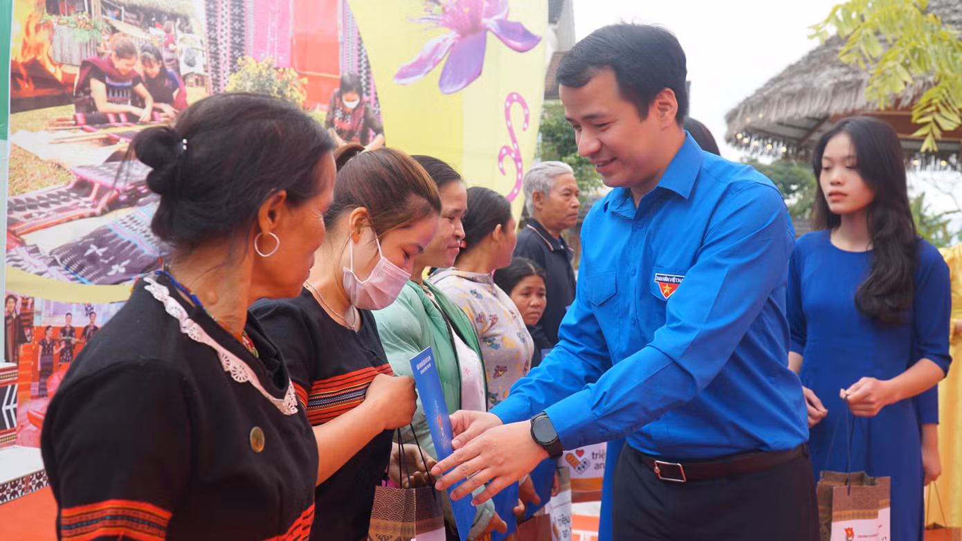 Bí thư T.Ư Đoàn Ngô Văn Cương tặng quà cho các hộ dân, gia đình chính sách tại chương trình.