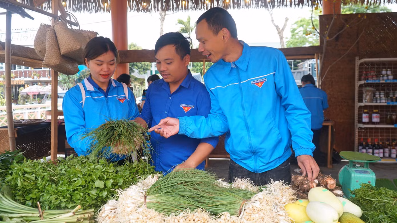 Tham quan Hội chợ phiên vùng cao triển lãm các sản phẩm nông nghiệp của thanh niên nông thôn.
