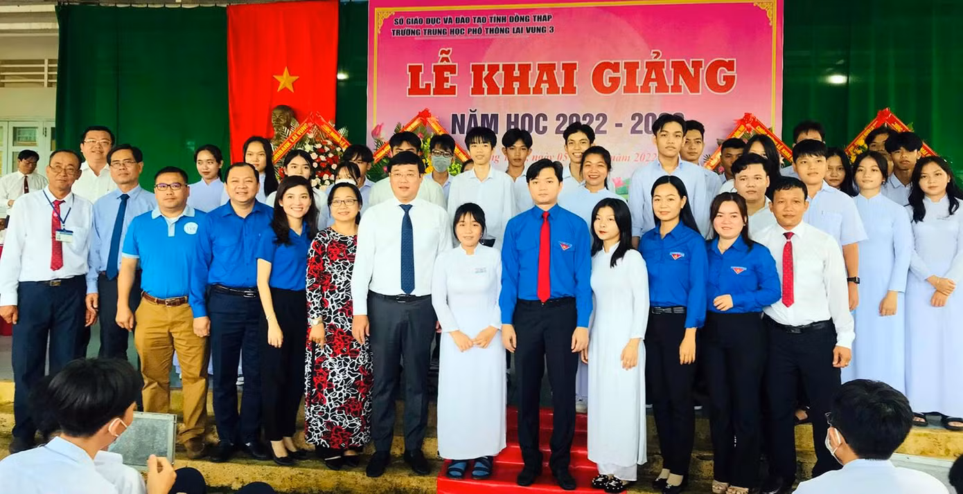 Tại lễ khai giảng trường THPT Lai Vung 3 (tỉnh Đồng Tháp), anh Nguyễn Minh Triết – Bí thư T.Ư Đoàn, Chủ tịch T.Ư Hội Sinh viên Việt Nam, thay mặt Ban Bí thư T.Ư Đoàn đã trao tặng nguồn lực tổng trị giá 150 triệu đồng gồm 20 suất học bổng cho học sinh có hoàn cảnh khó khăn và phối hợp với Trung tâm Công tác xã hội Thanh Thiếu niên Việt Nam (Hội LHTN Việt Nam) trao tặng 10 máy vi tính trọn bộ.