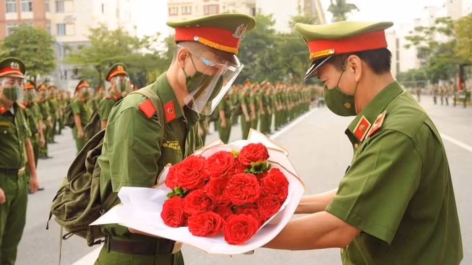 Thiếu tướng Trần Minh Hưởng tặng hoa đoàn cán bộ, học viện chi viện miền Nam chống dịch COVID-19. Thiếu tướng Trần Minh Hưởng tặng hoa đoàn cán bộ, học viện chi viện miền Nam chống dịch COVID-19.