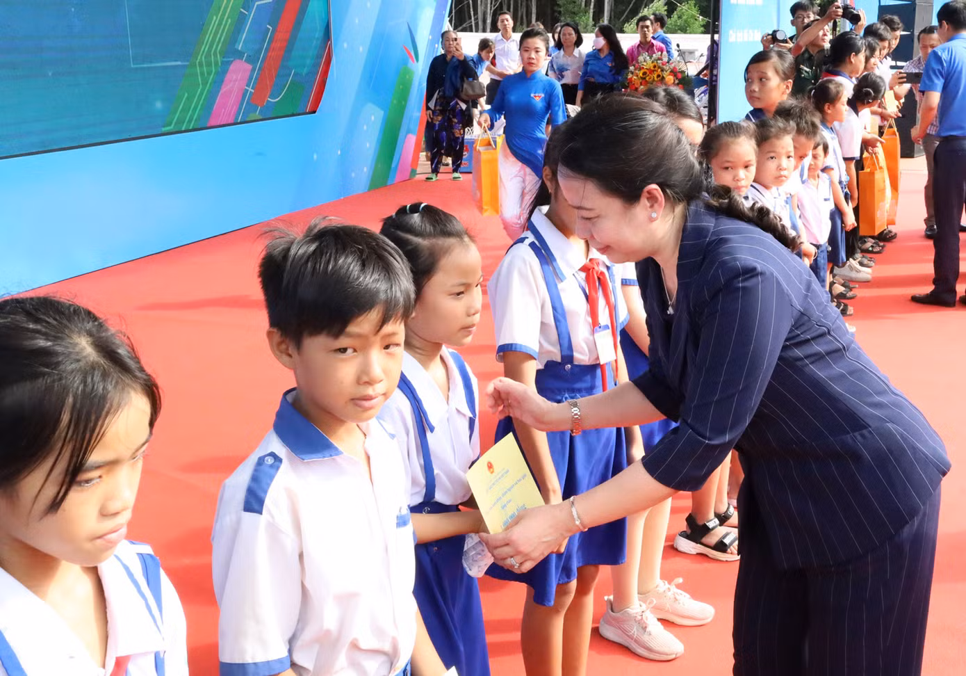 Phó Chủ tịch nước Võ Thị Ánh Xuân trao quà cho học sinh tỉnh Cà Mau.