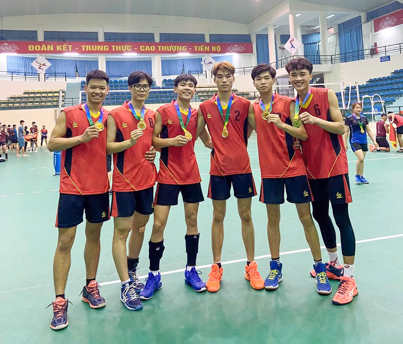 Phùng Đức Lương tham gia đội tuyển Bóng chuyền của trường ĐH Thể dục Thể thao Bắc Ninh.