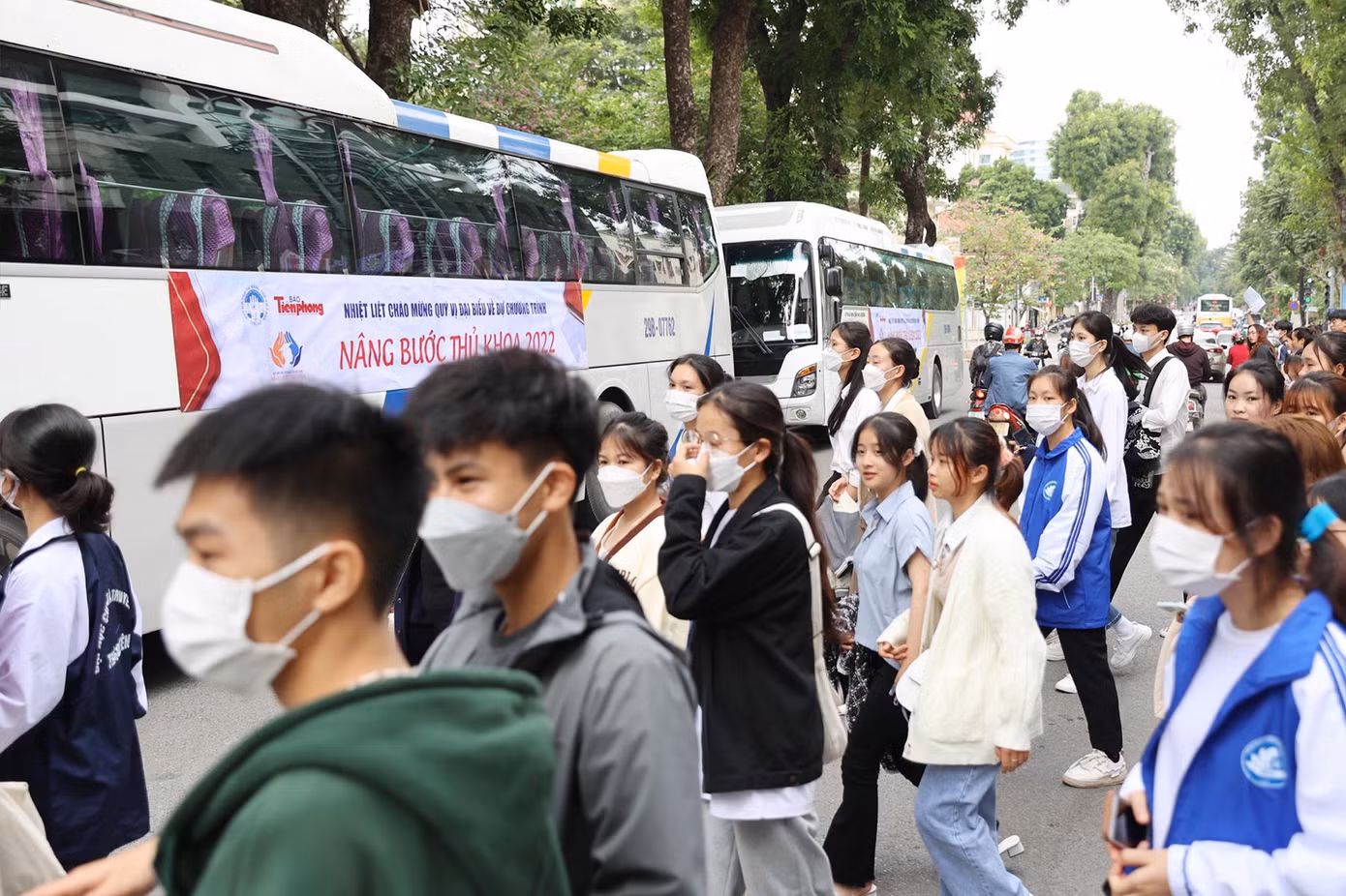 Hãng xe Sao Việt tài trợ vận chuyển đường bộ chương trình "Nâng bước thủ khoa" tại Hà Nội. Ảnh: NHƯ Ý