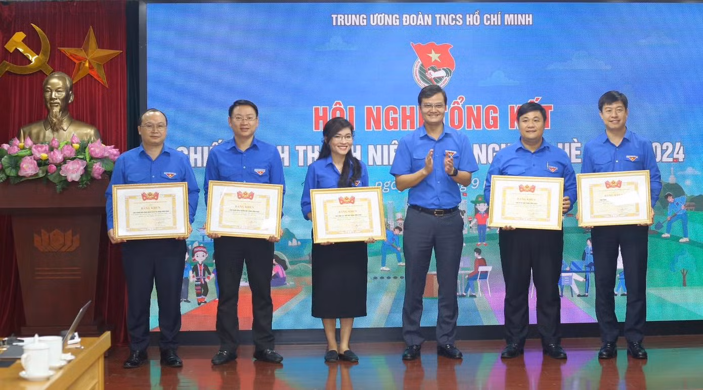 Nhân dịp này, 32 tập thể và 22 cá nhân có thành tích xuất sắc trong Chiến dịch thanh niên tình nguyện Hè năm 2024 được tặng Bằng khen của Ban Chấp hành T.Ư Đoàn TNCS Hồ Chí Minh.