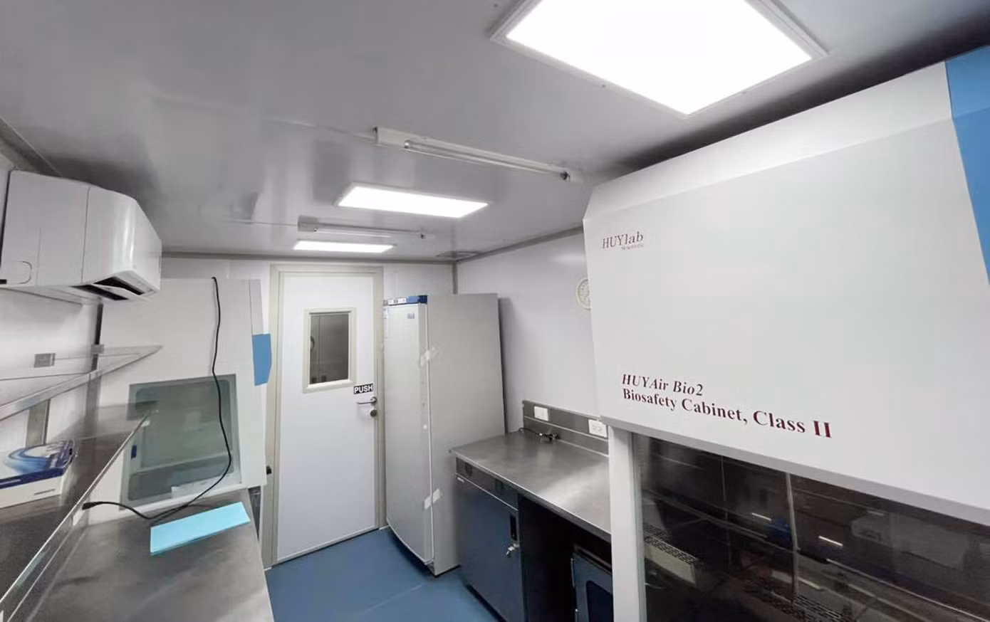 Trang thiết bị bên trong container xét nghiệm lưu động COVID-19.