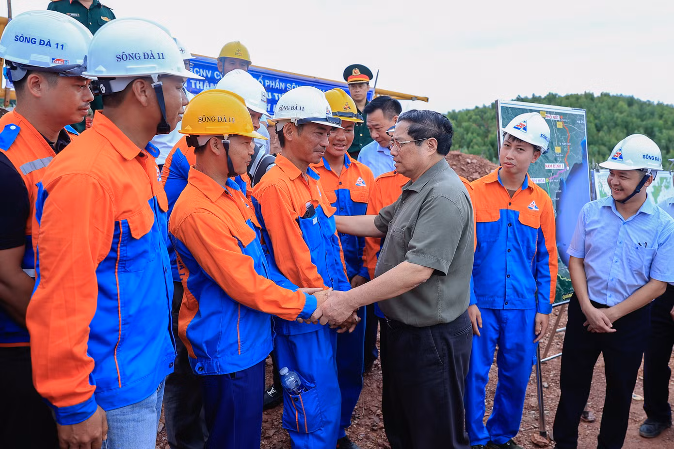 Thủ tướng tặng quà lực lượng thi công dựng cột VT22. Ảnh: VGP/Nhật Bắc
