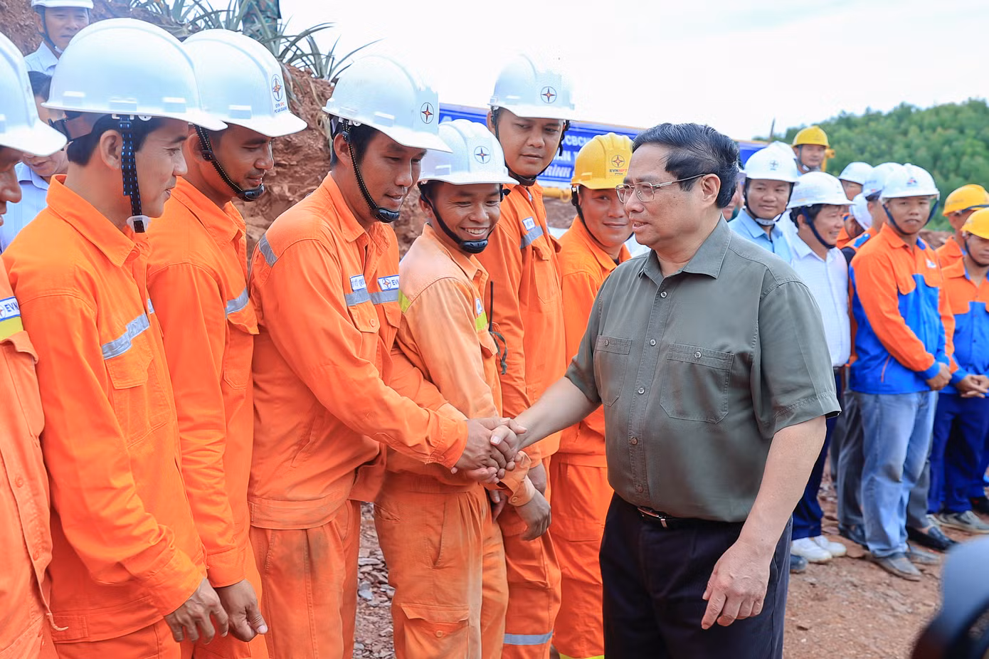Thủ tướng động viên lực lượng thi công dựng cột VT22. Ảnh: VGP/Nhật Bắc