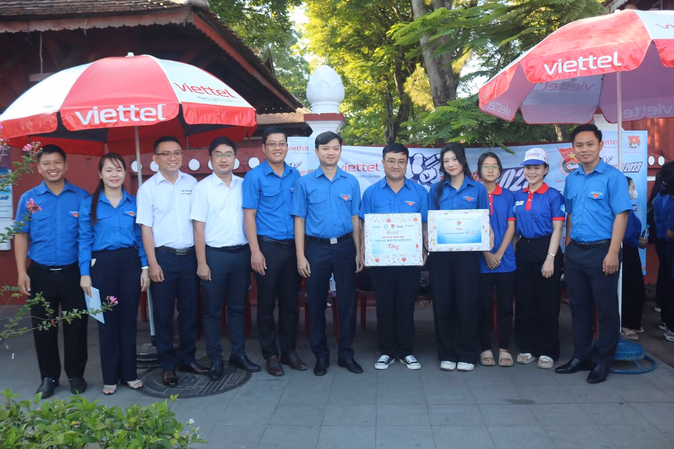 Anh Nguyễn Minh Triết - Bí thư T.Ư Đoàn, Chủ tịch T.Ư Hội Sinh viên Việt Nam, tặng quà các đội hình 'Tiếp sức mùa thi'.