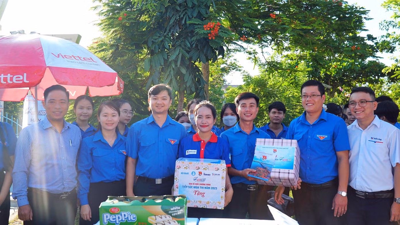 Anh Nguyễn Minh Triết - Bí thư T.Ư Đoàn, Chủ tịch T.Ư Hội Sinh viên Việt Nam, tặng quà các đội hình 'Tiếp sức mùa thi'.