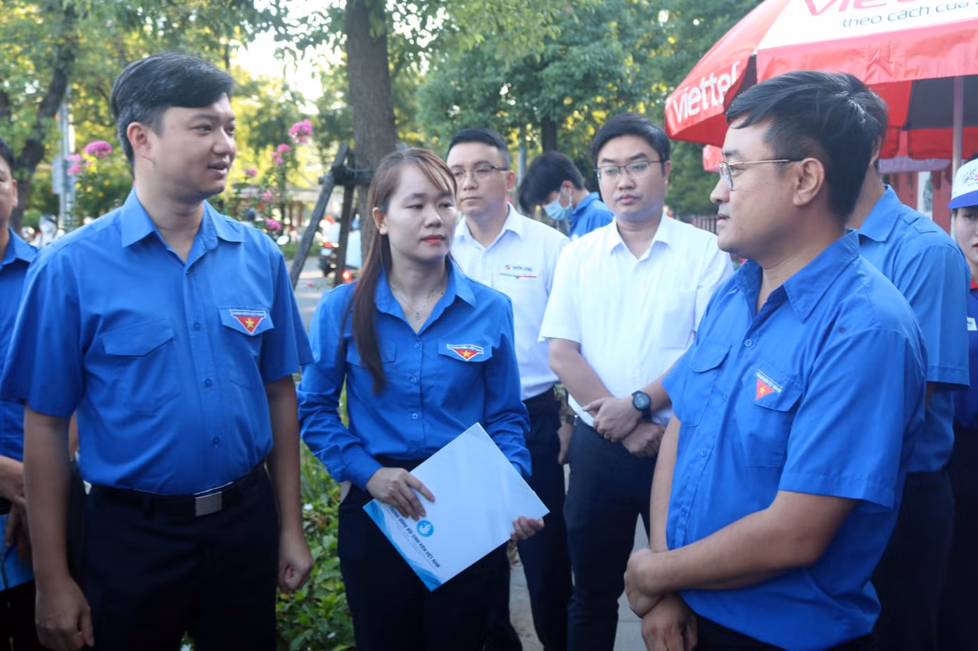 Anh Nguyễn Minh Triết - Bí thư T.Ư Đoàn, Chủ tịch T.Ư Hội Sinh viên Việt Nam, chia sẻ và động viên các chiến sĩ tình nguyện.