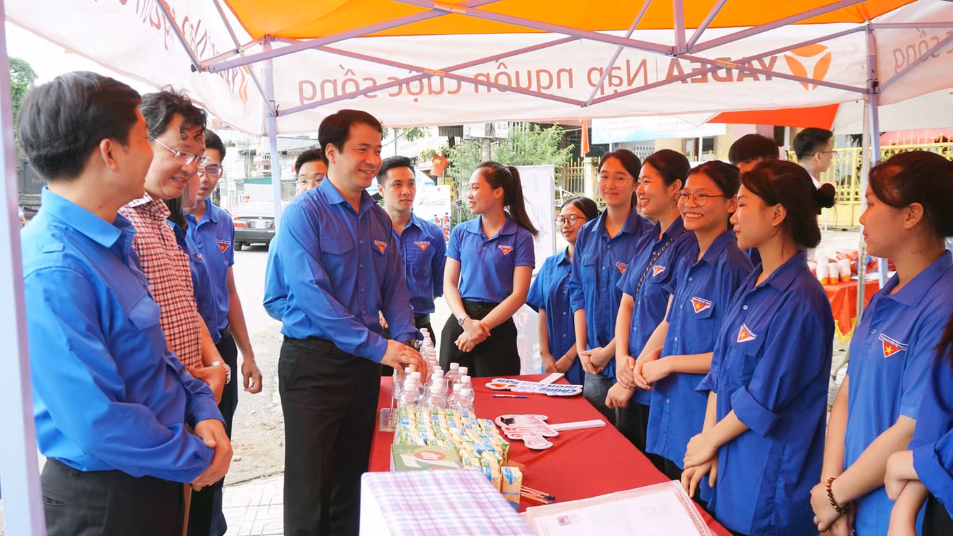 Bí thư T.Ư Đoàn động viên và chia sẻ với các tình nguyện viên.