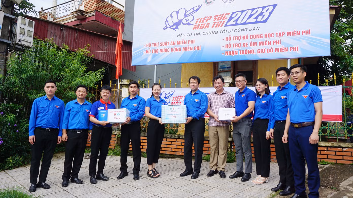 Anh Ngô Văn Cương - Bí thư T.Ư Đoàn đã trao tặng các phần quà gồm tiền mặt và nhu yếu phẩm phục vụ hoạt động tình nguyện.