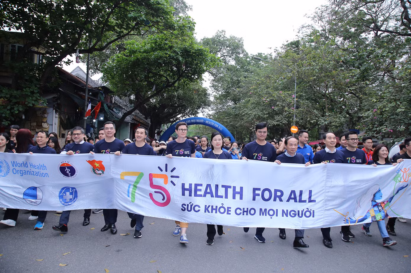 Các đại biểu cùng đông đảo học sinh, sinh viên và người dân trên địa bàn Hà Nội hưởng ứng đi bộ vì sức khỏe người dân.