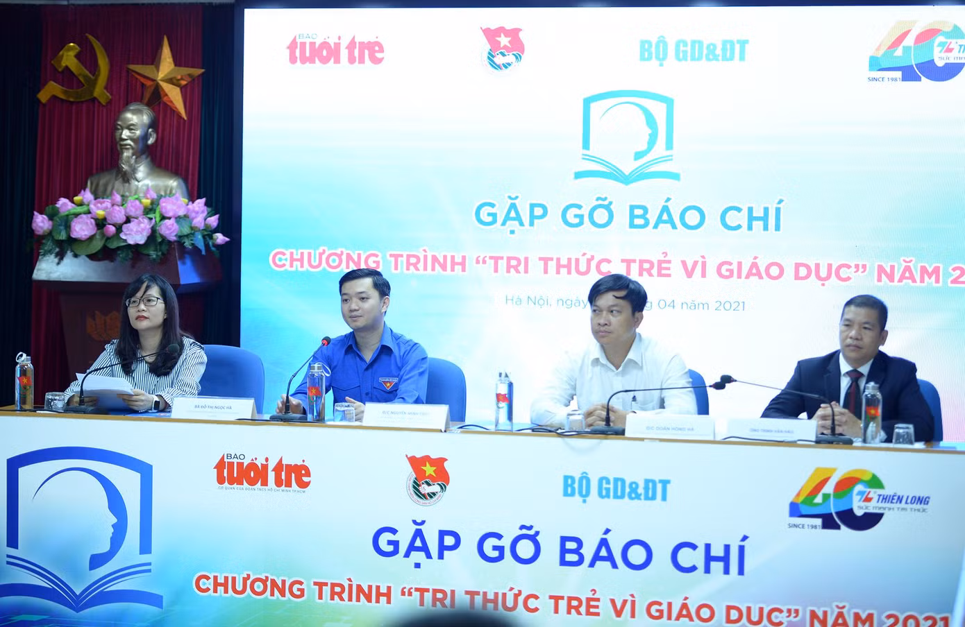 Ban tổ chức thông tin tại cuộc gặp gỡ báo chí chương trình 'Tri thức trẻ vì giáo dục' năm 2021.