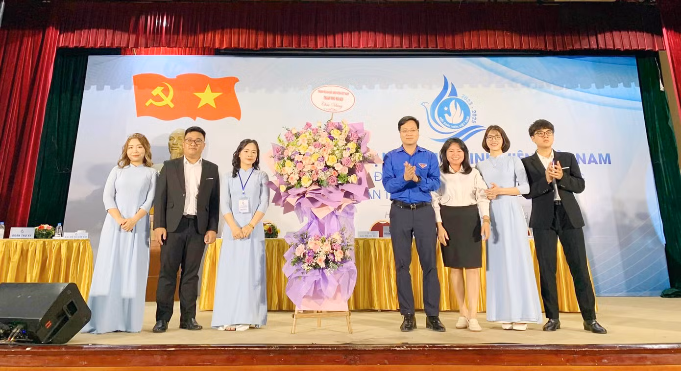Thành Đoàn, Hội Sinh viên TP. Hà Nội tặng hoa chúc mừng Đại hội Đại biểu Hội Sinh viên trường ĐH Phương Đông.