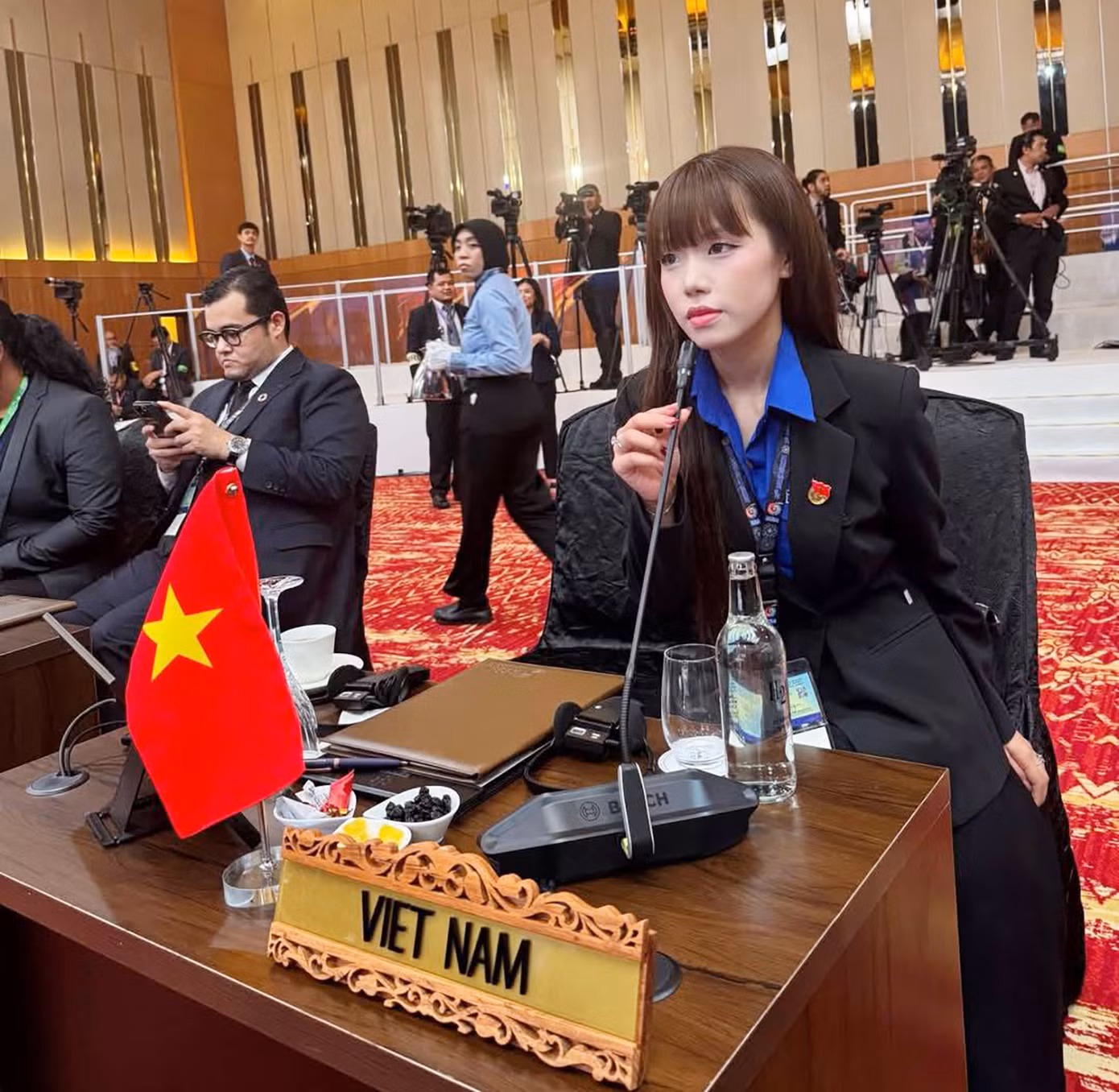 Nguyễn Nam Bảo Ngọc – sinh viên song ngành Quan hệ quốc tế (Học viện Ngoại giao) và Luật Thương mại quốc tế (trường ĐH Ngoại thương). Nguyễn Nam Bảo Ngọc – sinh viên song ngành Quan hệ quốc tế (Học viện Ngoại giao) và Luật Thương mại quốc tế (trường ĐH Ngoại thương).