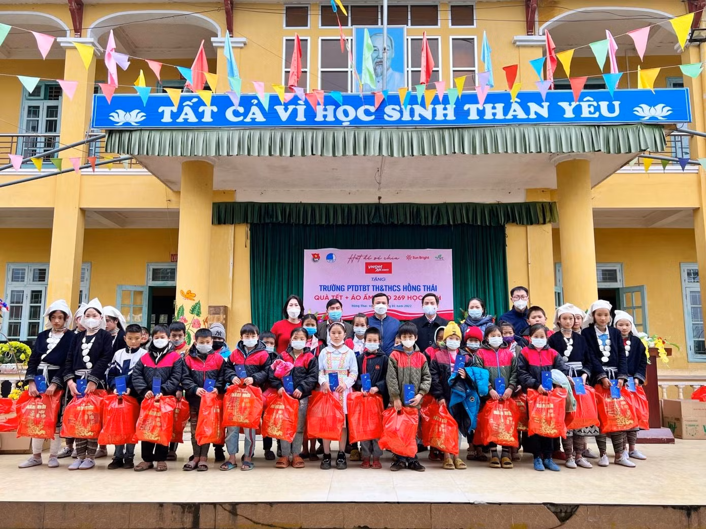 Chương trình 'Sing for Life – Sing for Love' (Hát để sẻ chia) mùa đầu tiên đã mang đến những câu chuyện âm nhạc đầy tính nhân văn và giá trị nghệ thuật, với sự góp mặt của hàng loạt nghệ sĩ người Việt nổi tiếng trong nước và quốc tế.