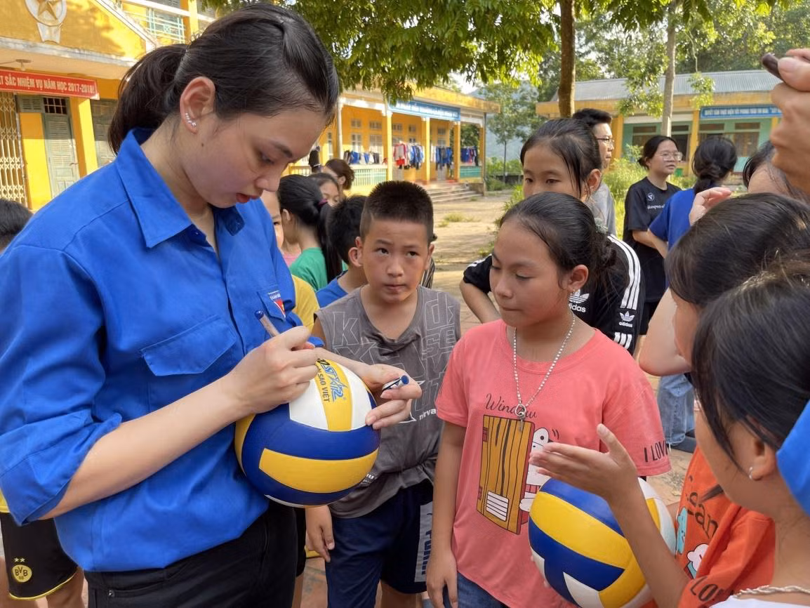 Thu Hoài kí tặng cho các em nhỏ tại xã Mai hạ, huyện Mai Châu, tỉnh Hoà Bình.