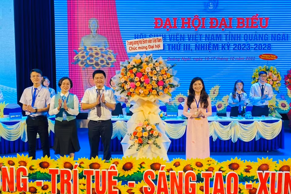 Thường trực T. Ư Hội Sinh viên Việt Nam tặng lẵng hoa chúc mừng Đại hội.