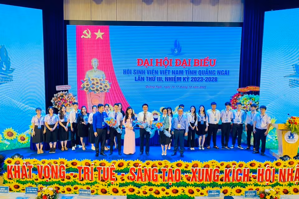 Ban Chấp hành Hội Sinh viên tỉnh Quảng Ngãi ra mắt Đại hội.