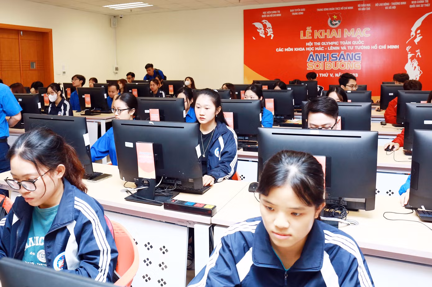 Thí sinh tham dự Hội thi "Ánh sáng soi đường".
