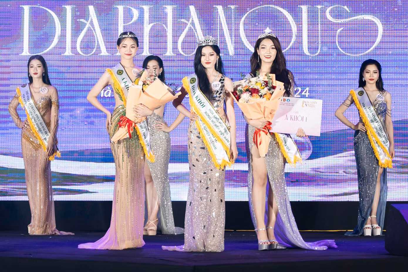 Xuất sắc vượt qua các thí sinh trong đêm Chung kết ‘Hoa khôi VNUA 2024’, Trịnh Hà Phương giành ngôi vị Hoa khôi của cuộc thi.