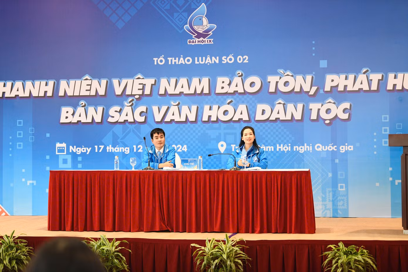 Tổ thảo luận số 02 thảo luận chủ đề quan trọng: Bảo tồn và phát huy bản sắc văn hóa dân tộc.