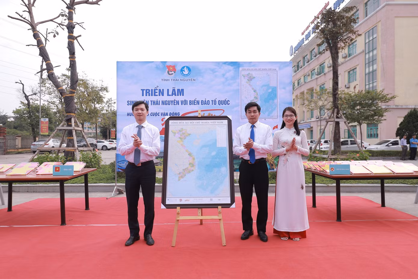 Thay mặt Ban Bí thư T.Ư Đoàn, anh Nguyễn Minh Triết tặng bản đồ cho đại diện Đoàn Thanh niên tỉnh Thái Nguyên.
