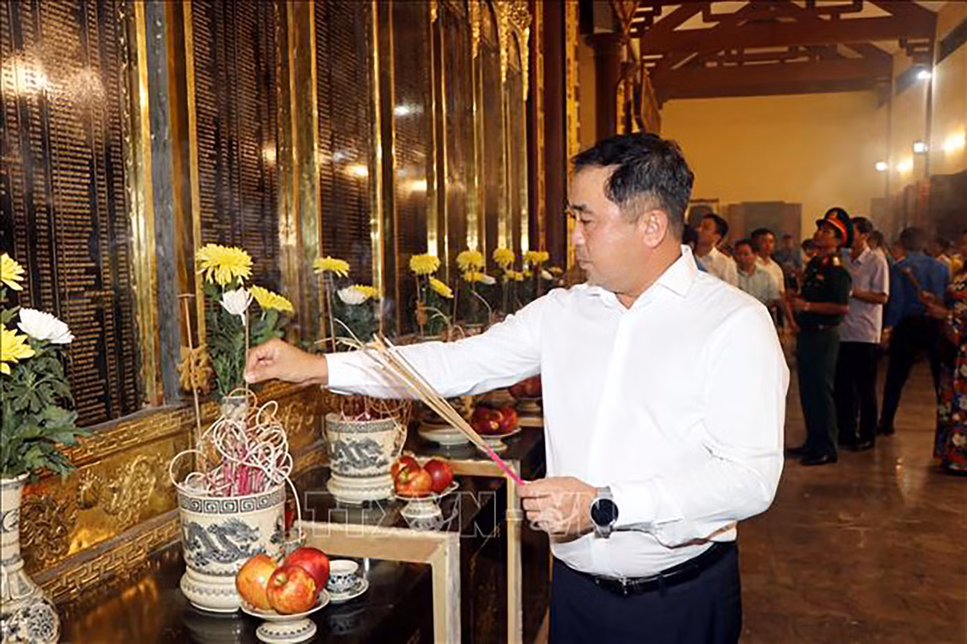 Ủy viên T.Ư Đảng, Bí thư Tỉnh ủy Hải Dương Trần Đức Thắng dâng hương tưởng niệm các Anh hùng liệt sĩ. Ảnh: Mạnh Tú/TTXVN