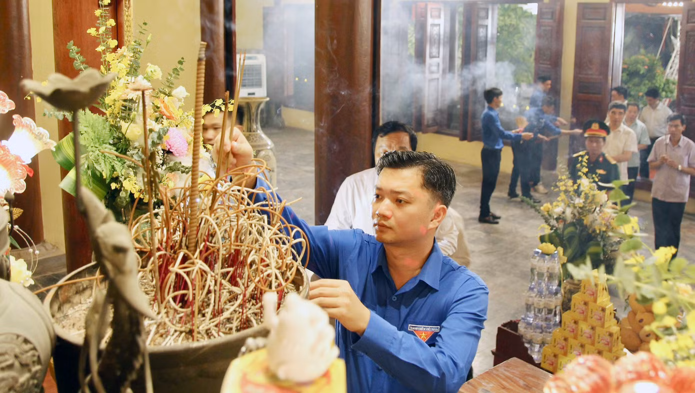 Anh Nguyễn Minh Triết – Bí thư T.Ư Đoàn, Chủ tịch T.Ư Hội Sinh viên Việt Nam, thắp hương tri ân các anh hùng liệt sĩ.