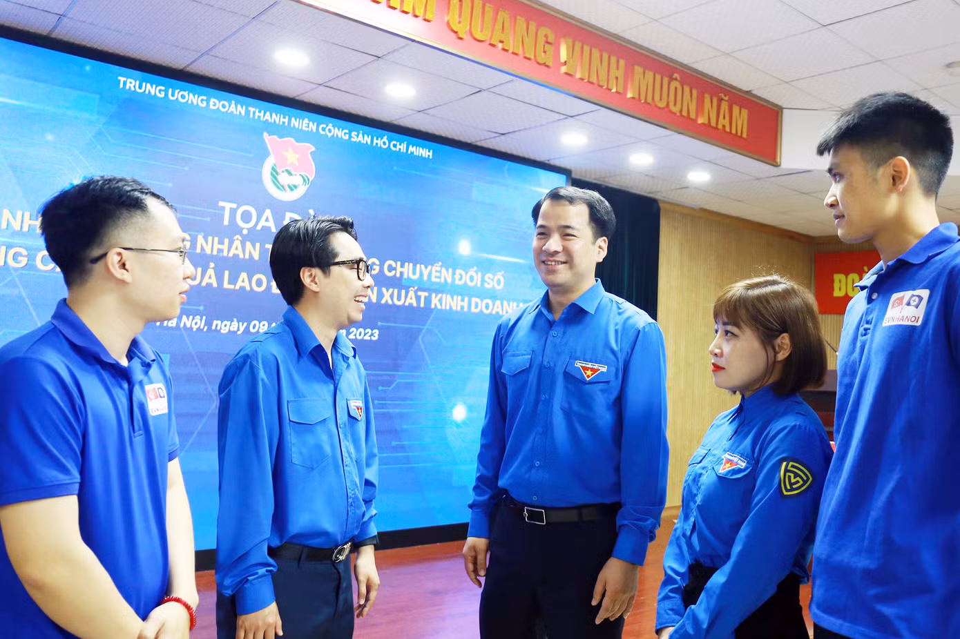 Anh Ngô Văn Cương - Bí thư T.Ư Đoàn trao đổi với đoàn viên, thanh niên tại chương trình.